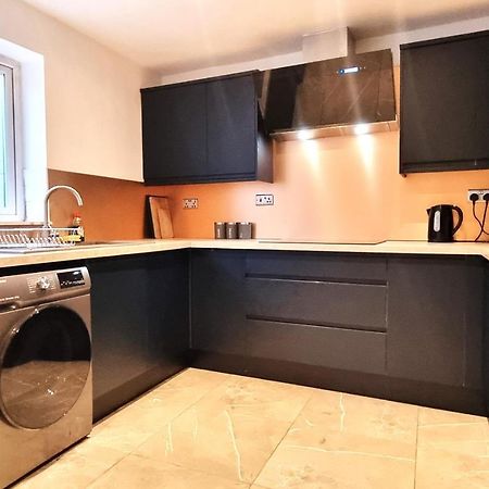 Spacious 6 Bedroom House, 4 Bathrooms, Central, 2 Parking Spaces Суиндън Екстериор снимка