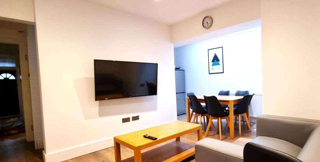 Spacious 6 Bedroom House, 4 Bathrooms, Central, 2 Parking Spaces Суиндън Екстериор снимка