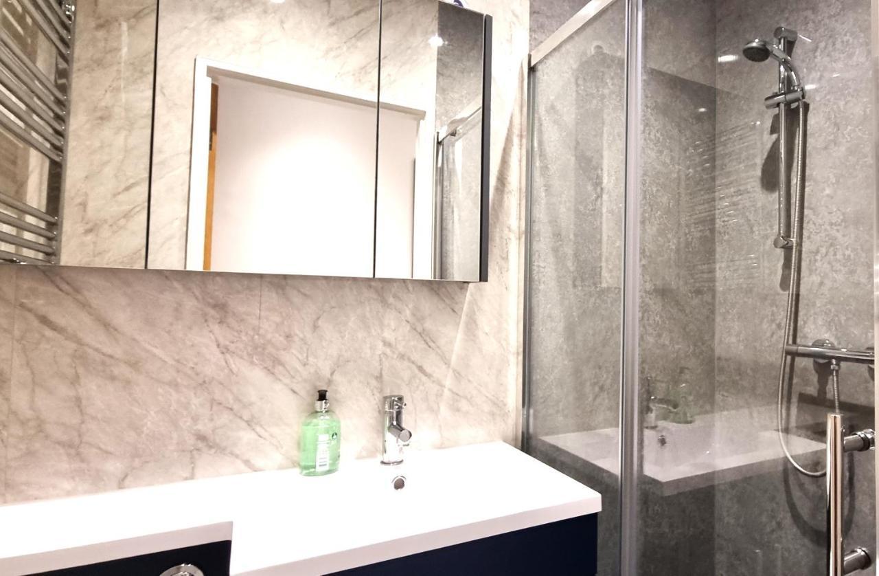 Spacious 6 Bedroom House, 4 Bathrooms, Central, 2 Parking Spaces Суиндън Екстериор снимка