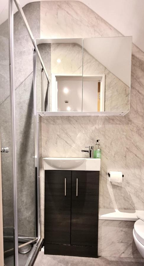 Spacious 6 Bedroom House, 4 Bathrooms, Central, 2 Parking Spaces Суиндън Екстериор снимка