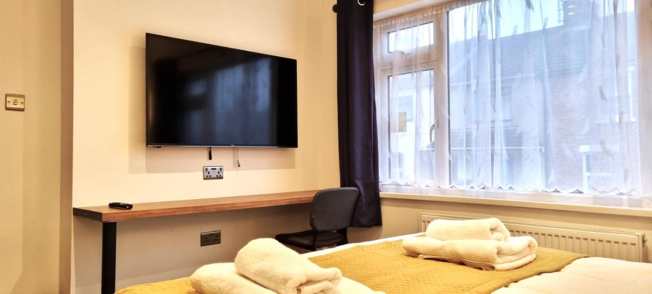 Spacious 6 Bedroom House, 4 Bathrooms, Central, 2 Parking Spaces Суиндън Екстериор снимка